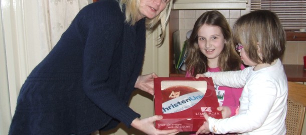 20140227 Eshuis deelt taart uit