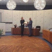 Riet en burgermeester taart uitreiking