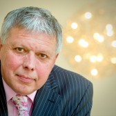 Henk Robben. Binnen. Portret met lamp