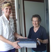 20120628 Tafeltje Dekje - Fractievoorzitter Eshuis biedt mevrouw Smelt haar maaltijd aan