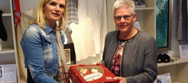 2010308 Riet overhandigt taart